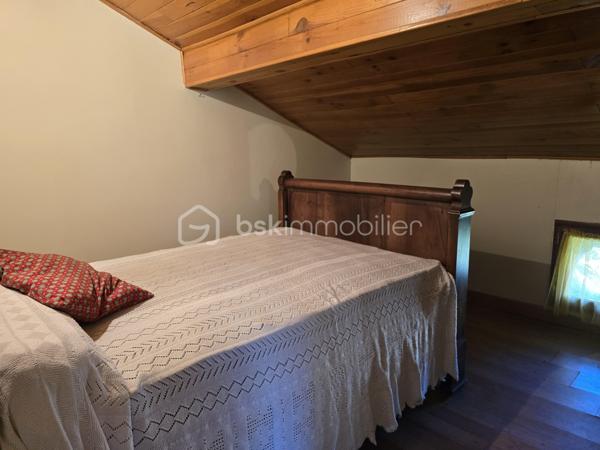 Située sur la commune du Teil, Cette maison de caractère séduira les amateurs d'authenticité grâce à ses éléments anciens préservés, tels que les carreaux de ciment, les cheminées et ses beaux volumes.
Le rez-de-chaussée est entièrement dédié aux espaces annexes avec plusieurs caves et un garage, offrant de nombreuses possibilités de stockage et de rangement.
L'habitation se développe au premier étage, où se trouvent un salon-séjour lumineux, une cuisine indépendante, plusieurs chambres, une salle de bains ainsi qu'un WC indépendant, offrant un agencement fonctionnel pour une vie de famille.
Le dernier niveau accueille plusieurs chambres mansardées, une salle d'eau ainsi qu'une vaste pièce polyvalente pouvant être aménagée selon vos envies en salle de jeux, second salon, bureau, espace détente ou atelier.
Édifiée sur un terrain de 2 377 m², cette propriété offre un bel espace extérieur, idéal pour profiter des beaux jours ou imaginer différents aménagements.
Des travaux de modernisation permettront de révéler tout le potentiel de cette maison. Grâce à sa distribution, à ses beaux volumes et à son environnement, elle conviendra aussi bien à une résidence principale qu'à une résidence secondaire.