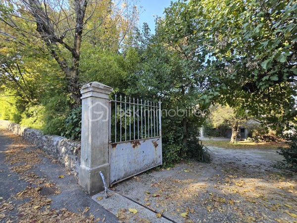 Située sur la commune du Teil, Cette maison de caractère séduira les amateurs d'authenticité grâce à ses éléments anciens préservés, tels que les carreaux de ciment, les cheminées et ses beaux volumes.
Le rez-de-chaussée est entièrement dédié aux espaces annexes avec plusieurs caves et un garage, offrant de nombreuses possibilités de stockage et de rangement.
L'habitation se développe au premier étage, où se trouvent un salon-séjour lumineux, une cuisine indépendante, plusieurs chambres, une salle de bains ainsi qu'un WC indépendant, offrant un agencement fonctionnel pour une vie de famille.
Le dernier niveau accueille plusieurs chambres mansardées, une salle d'eau ainsi qu'une vaste pièce polyvalente pouvant être aménagée selon vos envies en salle de jeux, second salon, bureau, espace détente ou atelier.
Édifiée sur un terrain de 2 377 m², cette propriété offre un bel espace extérieur, idéal pour profiter des beaux jours ou imaginer différents aménagements.
Des travaux de modernisation permettront de révéler tout le potentiel de cette maison. Grâce à sa distribution, à ses beaux volumes et à son environnement, elle conviendra aussi bien à une résidence principale qu'à une résidence secondaire.