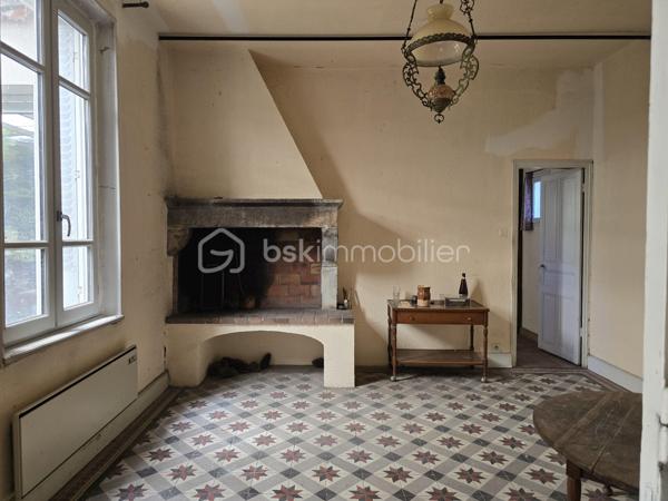 Située sur la commune du Teil, Cette maison de caractère séduira les amateurs d'authenticité grâce à ses éléments anciens préservés, tels que les carreaux de ciment, les cheminées et ses beaux volumes.
Le rez-de-chaussée est entièrement dédié aux espaces annexes avec plusieurs caves et un garage, offrant de nombreuses possibilités de stockage et de rangement.
L'habitation se développe au premier étage, où se trouvent un salon-séjour lumineux, une cuisine indépendante, plusieurs chambres, une salle de bains ainsi qu'un WC indépendant, offrant un agencement fonctionnel pour une vie de famille.
Le dernier niveau accueille plusieurs chambres mansardées, une salle d'eau ainsi qu'une vaste pièce polyvalente pouvant être aménagée selon vos envies en salle de jeux, second salon, bureau, espace détente ou atelier.
Édifiée sur un terrain de 2 377 m², cette propriété offre un bel espace extérieur, idéal pour profiter des beaux jours ou imaginer différents aménagements.
Des travaux de modernisation permettront de révéler tout le potentiel de cette maison. Grâce à sa distribution, à ses beaux volumes et à son environnement, elle conviendra aussi bien à une résidence principale qu'à une résidence secondaire.