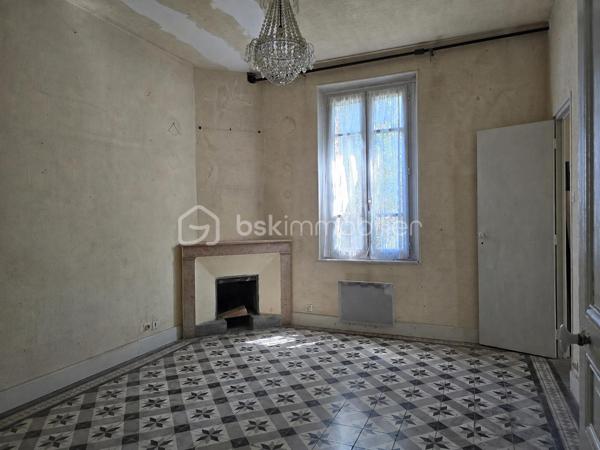 Située sur la commune du Teil, Cette maison de caractère séduira les amateurs d'authenticité grâce à ses éléments anciens préservés, tels que les carreaux de ciment, les cheminées et ses beaux volumes.
Le rez-de-chaussée est entièrement dédié aux espaces annexes avec plusieurs caves et un garage, offrant de nombreuses possibilités de stockage et de rangement.
L'habitation se développe au premier étage, où se trouvent un salon-séjour lumineux, une cuisine indépendante, plusieurs chambres, une salle de bains ainsi qu'un WC indépendant, offrant un agencement fonctionnel pour une vie de famille.
Le dernier niveau accueille plusieurs chambres mansardées, une salle d'eau ainsi qu'une vaste pièce polyvalente pouvant être aménagée selon vos envies en salle de jeux, second salon, bureau, espace détente ou atelier.
Édifiée sur un terrain de 2 377 m², cette propriété offre un bel espace extérieur, idéal pour profiter des beaux jours ou imaginer différents aménagements.
Des travaux de modernisation permettront de révéler tout le potentiel de cette maison. Grâce à sa distribution, à ses beaux volumes et à son environnement, elle conviendra aussi bien à une résidence principale qu'à une résidence secondaire.