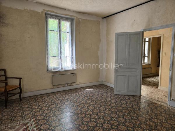Située sur la commune du Teil, Cette maison de caractère séduira les amateurs d'authenticité grâce à ses éléments anciens préservés, tels que les carreaux de ciment, les cheminées et ses beaux volumes.
Le rez-de-chaussée est entièrement dédié aux espaces annexes avec plusieurs caves et un garage, offrant de nombreuses possibilités de stockage et de rangement.
L'habitation se développe au premier étage, où se trouvent un salon-séjour lumineux, une cuisine indépendante, plusieurs chambres, une salle de bains ainsi qu'un WC indépendant, offrant un agencement fonctionnel pour une vie de famille.
Le dernier niveau accueille plusieurs chambres mansardées, une salle d'eau ainsi qu'une vaste pièce polyvalente pouvant être aménagée selon vos envies en salle de jeux, second salon, bureau, espace détente ou atelier.
Édifiée sur un terrain de 2 377 m², cette propriété offre un bel espace extérieur, idéal pour profiter des beaux jours ou imaginer différents aménagements.
Des travaux de modernisation permettront de révéler tout le potentiel de cette maison. Grâce à sa distribution, à ses beaux volumes et à son environnement, elle conviendra aussi bien à une résidence principale qu'à une résidence secondaire.