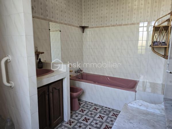 Située sur la commune du Teil, Cette maison de caractère séduira les amateurs d'authenticité grâce à ses éléments anciens préservés, tels que les carreaux de ciment, les cheminées et ses beaux volumes.
Le rez-de-chaussée est entièrement dédié aux espaces annexes avec plusieurs caves et un garage, offrant de nombreuses possibilités de stockage et de rangement.
L'habitation se développe au premier étage, où se trouvent un salon-séjour lumineux, une cuisine indépendante, plusieurs chambres, une salle de bains ainsi qu'un WC indépendant, offrant un agencement fonctionnel pour une vie de famille.
Le dernier niveau accueille plusieurs chambres mansardées, une salle d'eau ainsi qu'une vaste pièce polyvalente pouvant être aménagée selon vos envies en salle de jeux, second salon, bureau, espace détente ou atelier.
Édifiée sur un terrain de 2 377 m², cette propriété offre un bel espace extérieur, idéal pour profiter des beaux jours ou imaginer différents aménagements.
Des travaux de modernisation permettront de révéler tout le potentiel de cette maison. Grâce à sa distribution, à ses beaux volumes et à son environnement, elle conviendra aussi bien à une résidence principale qu'à une résidence secondaire.