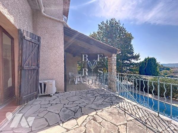 Maison 4 pièces avec piscine dans quartier résidentiel calme