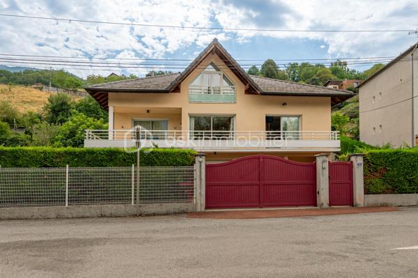 EXCLUSIVITE : 

Située dans un environnement résidentiel recherché, à seulement quelques minutes à pied du centre-ville d’Albertville, cette maison contemporaine de 155 m² carrez, construite en 2004, offre un cadre de vie privilégié alliant calme, confort et proximité des commodités.

Cette villa de six pièces séduit par ses volumes généreux et sa belle luminosité.

 La vaste pièce de vie, véritable cœur de la maison, offre un espace convivial et agréable au quotidien, prolongé par deux terrasses permettant de profiter pleinement des extérieurs.
Une cuisine semi-ouverte parfaitement équipée offre un espace repas agréable en famille, avec accès sur la terrasse. 

La villa se compose de 4 chambres + une mezzanine idéale pour  créer un espace bureau ou salle de jeux supplémentaire. 

Véritables atouts, la maison bénéficie également de deux grandes caves ( 16 et 13 m2 ), d'un espace buanderie et de plusieurs emplacements de stationnement extérieurs ainsi que d’un vaste garage aménagé de plus de 50 m², offrant de nombreuses possibilités de rangement ou d’aménagement selon vos besoins.

Une propriété idéale pour une famille à la recherche de tranquillité, tout en conservant un accès rapide et à pied aux commerces, services et au centre-ville d’Albertville.

Contact Séverine TOSI pour plus d'informations sur ce bien rare sur le secteur.