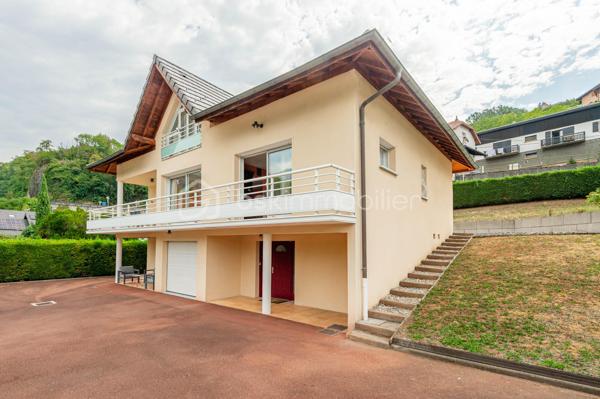 EXCLUSIVITE : 

Située dans un environnement résidentiel recherché, à seulement quelques minutes à pied du centre-ville d’Albertville, cette maison contemporaine de 155 m² carrez, construite en 2004, offre un cadre de vie privilégié alliant calme, confort et proximité des commodités.

Cette villa de six pièces séduit par ses volumes généreux et sa belle luminosité.

 La vaste pièce de vie, véritable cœur de la maison, offre un espace convivial et agréable au quotidien, prolongé par deux terrasses permettant de profiter pleinement des extérieurs.
Une cuisine semi-ouverte parfaitement équipée offre un espace repas agréable en famille, avec accès sur la terrasse. 

La villa se compose de 4 chambres + une mezzanine idéale pour  créer un espace bureau ou salle de jeux supplémentaire. 

Véritables atouts, la maison bénéficie également de deux grandes caves ( 16 et 13 m2 ), d'un espace buanderie et de plusieurs emplacements de stationnement extérieurs ainsi que d’un vaste garage aménagé de plus de 50 m², offrant de nombreuses possibilités de rangement ou d’aménagement selon vos besoins.

Une propriété idéale pour une famille à la recherche de tranquillité, tout en conservant un accès rapide et à pied aux commerces, services et au centre-ville d’Albertville.

Contact Séverine TOSI pour plus d'informations sur ce bien rare sur le secteur.