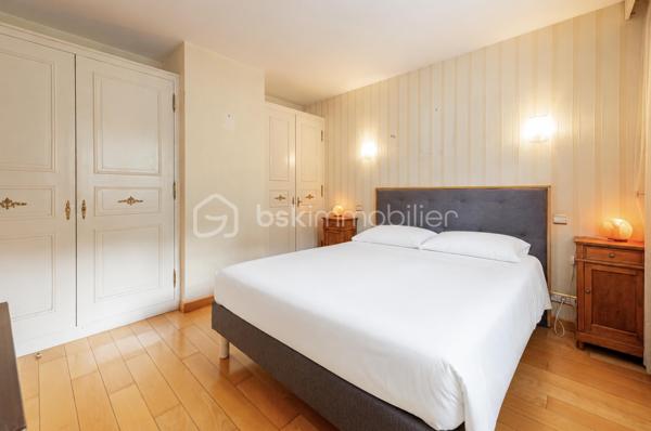 EXCLUSIVITE : 

Située dans un environnement résidentiel recherché, à seulement quelques minutes à pied du centre-ville d’Albertville, cette maison contemporaine de 155 m² carrez, construite en 2004, offre un cadre de vie privilégié alliant calme, confort et proximité des commodités.

Cette villa de six pièces séduit par ses volumes généreux et sa belle luminosité.

 La vaste pièce de vie, véritable cœur de la maison, offre un espace convivial et agréable au quotidien, prolongé par deux terrasses permettant de profiter pleinement des extérieurs.
Une cuisine semi-ouverte parfaitement équipée offre un espace repas agréable en famille, avec accès sur la terrasse. 

La villa se compose de 4 chambres + une mezzanine idéale pour  créer un espace bureau ou salle de jeux supplémentaire. 

Véritables atouts, la maison bénéficie également de deux grandes caves ( 16 et 13 m2 ), d'un espace buanderie et de plusieurs emplacements de stationnement extérieurs ainsi que d’un vaste garage aménagé de plus de 50 m², offrant de nombreuses possibilités de rangement ou d’aménagement selon vos besoins.

Une propriété idéale pour une famille à la recherche de tranquillité, tout en conservant un accès rapide et à pied aux commerces, services et au centre-ville d’Albertville.

Contact Séverine TOSI pour plus d'informations sur ce bien rare sur le secteur.
