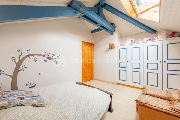 EXCLUSIVITE : 

Située dans un environnement résidentiel recherché, à seulement quelques minutes à pied du centre-ville d’Albertville, cette maison contemporaine de 155 m² carrez, construite en 2004, offre un cadre de vie privilégié alliant calme, confort et proximité des commodités.

Cette villa de six pièces séduit par ses volumes généreux et sa belle luminosité.

 La vaste pièce de vie, véritable cœur de la maison, offre un espace convivial et agréable au quotidien, prolongé par deux terrasses permettant de profiter pleinement des extérieurs.
Une cuisine semi-ouverte parfaitement équipée offre un espace repas agréable en famille, avec accès sur la terrasse. 

La villa se compose de 4 chambres + une mezzanine idéale pour  créer un espace bureau ou salle de jeux supplémentaire. 

Véritables atouts, la maison bénéficie également de deux grandes caves ( 16 et 13 m2 ), d'un espace buanderie et de plusieurs emplacements de stationnement extérieurs ainsi que d’un vaste garage aménagé de plus de 50 m², offrant de nombreuses possibilités de rangement ou d’aménagement selon vos besoins.

Une propriété idéale pour une famille à la recherche de tranquillité, tout en conservant un accès rapide et à pied aux commerces, services et au centre-ville d’Albertville.

Contact Séverine TOSI pour plus d'informations sur ce bien rare sur le secteur.