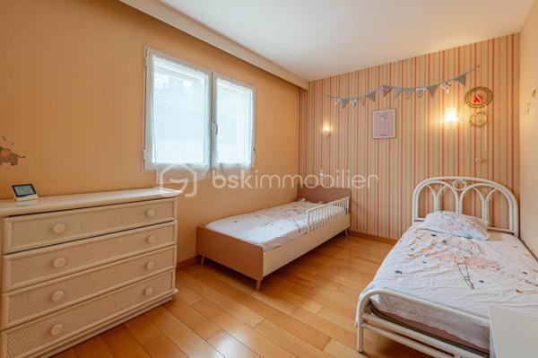EXCLUSIVITE : 

Située dans un environnement résidentiel recherché, à seulement quelques minutes à pied du centre-ville d’Albertville, cette maison contemporaine de 155 m² carrez, construite en 2004, offre un cadre de vie privilégié alliant calme, confort et proximité des commodités.

Cette villa de six pièces séduit par ses volumes généreux et sa belle luminosité.

 La vaste pièce de vie, véritable cœur de la maison, offre un espace convivial et agréable au quotidien, prolongé par deux terrasses permettant de profiter pleinement des extérieurs.
Une cuisine semi-ouverte parfaitement équipée offre un espace repas agréable en famille, avec accès sur la terrasse. 

La villa se compose de 4 chambres + une mezzanine idéale pour  créer un espace bureau ou salle de jeux supplémentaire. 

Véritables atouts, la maison bénéficie également de deux grandes caves ( 16 et 13 m2 ), d'un espace buanderie et de plusieurs emplacements de stationnement extérieurs ainsi que d’un vaste garage aménagé de plus de 50 m², offrant de nombreuses possibilités de rangement ou d’aménagement selon vos besoins.

Une propriété idéale pour une famille à la recherche de tranquillité, tout en conservant un accès rapide et à pied aux commerces, services et au centre-ville d’Albertville.

Contact Séverine TOSI pour plus d'informations sur ce bien rare sur le secteur.