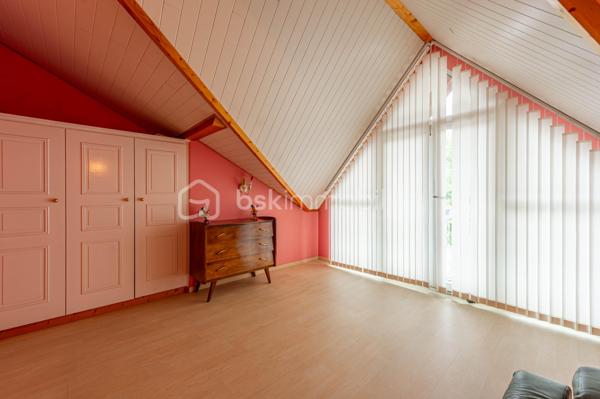 EXCLUSIVITE : 

Située dans un environnement résidentiel recherché, à seulement quelques minutes à pied du centre-ville d’Albertville, cette maison contemporaine de 155 m² carrez, construite en 2004, offre un cadre de vie privilégié alliant calme, confort et proximité des commodités.

Cette villa de six pièces séduit par ses volumes généreux et sa belle luminosité.

 La vaste pièce de vie, véritable cœur de la maison, offre un espace convivial et agréable au quotidien, prolongé par deux terrasses permettant de profiter pleinement des extérieurs.
Une cuisine semi-ouverte parfaitement équipée offre un espace repas agréable en famille, avec accès sur la terrasse. 

La villa se compose de 4 chambres + une mezzanine idéale pour  créer un espace bureau ou salle de jeux supplémentaire. 

Véritables atouts, la maison bénéficie également de deux grandes caves ( 16 et 13 m2 ), d'un espace buanderie et de plusieurs emplacements de stationnement extérieurs ainsi que d’un vaste garage aménagé de plus de 50 m², offrant de nombreuses possibilités de rangement ou d’aménagement selon vos besoins.

Une propriété idéale pour une famille à la recherche de tranquillité, tout en conservant un accès rapide et à pied aux commerces, services et au centre-ville d’Albertville.

Contact Séverine TOSI pour plus d'informations sur ce bien rare sur le secteur.