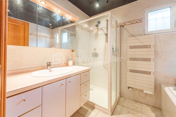 EXCLUSIVITE : 

Située dans un environnement résidentiel recherché, à seulement quelques minutes à pied du centre-ville d’Albertville, cette maison contemporaine de 155 m² carrez, construite en 2004, offre un cadre de vie privilégié alliant calme, confort et proximité des commodités.

Cette villa de six pièces séduit par ses volumes généreux et sa belle luminosité.

 La vaste pièce de vie, véritable cœur de la maison, offre un espace convivial et agréable au quotidien, prolongé par deux terrasses permettant de profiter pleinement des extérieurs.
Une cuisine semi-ouverte parfaitement équipée offre un espace repas agréable en famille, avec accès sur la terrasse. 

La villa se compose de 4 chambres + une mezzanine idéale pour  créer un espace bureau ou salle de jeux supplémentaire. 

Véritables atouts, la maison bénéficie également de deux grandes caves ( 16 et 13 m2 ), d'un espace buanderie et de plusieurs emplacements de stationnement extérieurs ainsi que d’un vaste garage aménagé de plus de 50 m², offrant de nombreuses possibilités de rangement ou d’aménagement selon vos besoins.

Une propriété idéale pour une famille à la recherche de tranquillité, tout en conservant un accès rapide et à pied aux commerces, services et au centre-ville d’Albertville.

Contact Séverine TOSI pour plus d'informations sur ce bien rare sur le secteur.