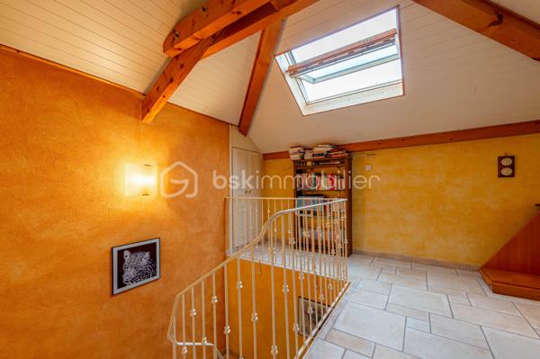 EXCLUSIVITE : 

Située dans un environnement résidentiel recherché, à seulement quelques minutes à pied du centre-ville d’Albertville, cette maison contemporaine de 155 m² carrez, construite en 2004, offre un cadre de vie privilégié alliant calme, confort et proximité des commodités.

Cette villa de six pièces séduit par ses volumes généreux et sa belle luminosité.

 La vaste pièce de vie, véritable cœur de la maison, offre un espace convivial et agréable au quotidien, prolongé par deux terrasses permettant de profiter pleinement des extérieurs.
Une cuisine semi-ouverte parfaitement équipée offre un espace repas agréable en famille, avec accès sur la terrasse. 

La villa se compose de 4 chambres + une mezzanine idéale pour  créer un espace bureau ou salle de jeux supplémentaire. 

Véritables atouts, la maison bénéficie également de deux grandes caves ( 16 et 13 m2 ), d'un espace buanderie et de plusieurs emplacements de stationnement extérieurs ainsi que d’un vaste garage aménagé de plus de 50 m², offrant de nombreuses possibilités de rangement ou d’aménagement selon vos besoins.

Une propriété idéale pour une famille à la recherche de tranquillité, tout en conservant un accès rapide et à pied aux commerces, services et au centre-ville d’Albertville.

Contact Séverine TOSI pour plus d'informations sur ce bien rare sur le secteur.