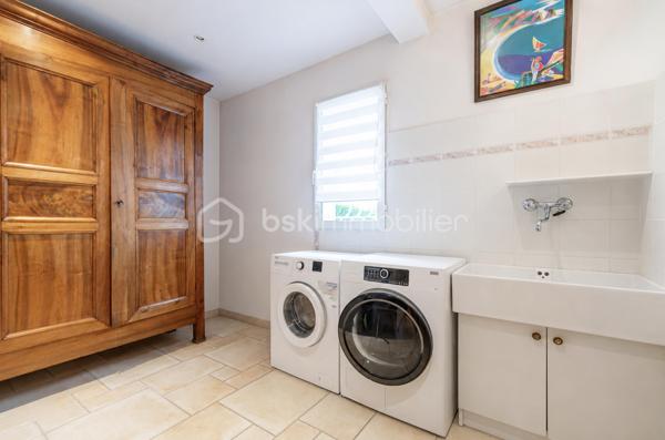 EXCLUSIVITE : 

Située dans un environnement résidentiel recherché, à seulement quelques minutes à pied du centre-ville d’Albertville, cette maison contemporaine de 155 m² carrez, construite en 2004, offre un cadre de vie privilégié alliant calme, confort et proximité des commodités.

Cette villa de six pièces séduit par ses volumes généreux et sa belle luminosité.

 La vaste pièce de vie, véritable cœur de la maison, offre un espace convivial et agréable au quotidien, prolongé par deux terrasses permettant de profiter pleinement des extérieurs.
Une cuisine semi-ouverte parfaitement équipée offre un espace repas agréable en famille, avec accès sur la terrasse. 

La villa se compose de 4 chambres + une mezzanine idéale pour  créer un espace bureau ou salle de jeux supplémentaire. 

Véritables atouts, la maison bénéficie également de deux grandes caves ( 16 et 13 m2 ), d'un espace buanderie et de plusieurs emplacements de stationnement extérieurs ainsi que d’un vaste garage aménagé de plus de 50 m², offrant de nombreuses possibilités de rangement ou d’aménagement selon vos besoins.

Une propriété idéale pour une famille à la recherche de tranquillité, tout en conservant un accès rapide et à pied aux commerces, services et au centre-ville d’Albertville.

Contact Séverine TOSI pour plus d'informations sur ce bien rare sur le secteur.