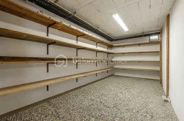 EXCLUSIVITE : 

Située dans un environnement résidentiel recherché, à seulement quelques minutes à pied du centre-ville d’Albertville, cette maison contemporaine de 155 m² carrez, construite en 2004, offre un cadre de vie privilégié alliant calme, confort et proximité des commodités.

Cette villa de six pièces séduit par ses volumes généreux et sa belle luminosité.

 La vaste pièce de vie, véritable cœur de la maison, offre un espace convivial et agréable au quotidien, prolongé par deux terrasses permettant de profiter pleinement des extérieurs.
Une cuisine semi-ouverte parfaitement équipée offre un espace repas agréable en famille, avec accès sur la terrasse. 

La villa se compose de 4 chambres + une mezzanine idéale pour  créer un espace bureau ou salle de jeux supplémentaire. 

Véritables atouts, la maison bénéficie également de deux grandes caves ( 16 et 13 m2 ), d'un espace buanderie et de plusieurs emplacements de stationnement extérieurs ainsi que d’un vaste garage aménagé de plus de 50 m², offrant de nombreuses possibilités de rangement ou d’aménagement selon vos besoins.

Une propriété idéale pour une famille à la recherche de tranquillité, tout en conservant un accès rapide et à pied aux commerces, services et au centre-ville d’Albertville.

Contact Séverine TOSI pour plus d'informations sur ce bien rare sur le secteur.