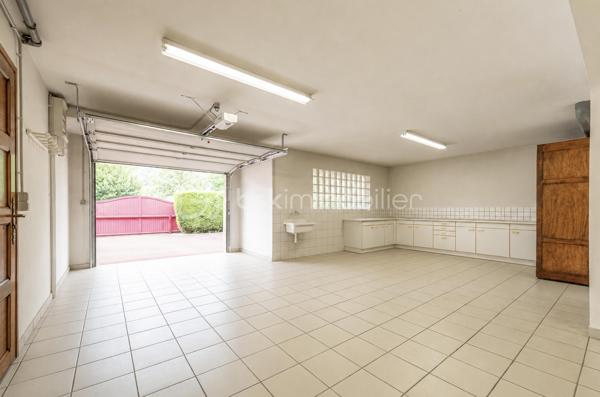EXCLUSIVITE : 

Située dans un environnement résidentiel recherché, à seulement quelques minutes à pied du centre-ville d’Albertville, cette maison contemporaine de 155 m² carrez, construite en 2004, offre un cadre de vie privilégié alliant calme, confort et proximité des commodités.

Cette villa de six pièces séduit par ses volumes généreux et sa belle luminosité.

 La vaste pièce de vie, véritable cœur de la maison, offre un espace convivial et agréable au quotidien, prolongé par deux terrasses permettant de profiter pleinement des extérieurs.
Une cuisine semi-ouverte parfaitement équipée offre un espace repas agréable en famille, avec accès sur la terrasse. 

La villa se compose de 4 chambres + une mezzanine idéale pour  créer un espace bureau ou salle de jeux supplémentaire. 

Véritables atouts, la maison bénéficie également de deux grandes caves ( 16 et 13 m2 ), d'un espace buanderie et de plusieurs emplacements de stationnement extérieurs ainsi que d’un vaste garage aménagé de plus de 50 m², offrant de nombreuses possibilités de rangement ou d’aménagement selon vos besoins.

Une propriété idéale pour une famille à la recherche de tranquillité, tout en conservant un accès rapide et à pied aux commerces, services et au centre-ville d’Albertville.

Contact Séverine TOSI pour plus d'informations sur ce bien rare sur le secteur.