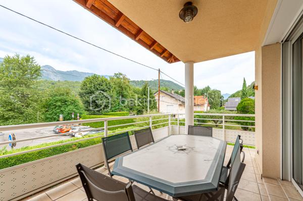 EXCLUSIVITE : 

Située dans un environnement résidentiel recherché, à seulement quelques minutes à pied du centre-ville d’Albertville, cette maison contemporaine de 155 m² carrez, construite en 2004, offre un cadre de vie privilégié alliant calme, confort et proximité des commodités.

Cette villa de six pièces séduit par ses volumes généreux et sa belle luminosité.

 La vaste pièce de vie, véritable cœur de la maison, offre un espace convivial et agréable au quotidien, prolongé par deux terrasses permettant de profiter pleinement des extérieurs.
Une cuisine semi-ouverte parfaitement équipée offre un espace repas agréable en famille, avec accès sur la terrasse. 

La villa se compose de 4 chambres + une mezzanine idéale pour  créer un espace bureau ou salle de jeux supplémentaire. 

Véritables atouts, la maison bénéficie également de deux grandes caves ( 16 et 13 m2 ), d'un espace buanderie et de plusieurs emplacements de stationnement extérieurs ainsi que d’un vaste garage aménagé de plus de 50 m², offrant de nombreuses possibilités de rangement ou d’aménagement selon vos besoins.

Une propriété idéale pour une famille à la recherche de tranquillité, tout en conservant un accès rapide et à pied aux commerces, services et au centre-ville d’Albertville.

Contact Séverine TOSI pour plus d'informations sur ce bien rare sur le secteur.