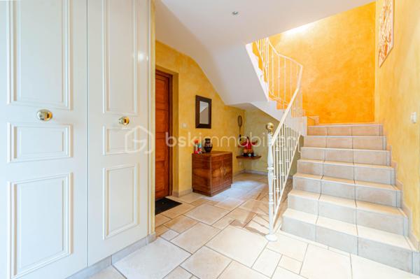 EXCLUSIVITE : 

Située dans un environnement résidentiel recherché, à seulement quelques minutes à pied du centre-ville d’Albertville, cette maison contemporaine de 155 m² carrez, construite en 2004, offre un cadre de vie privilégié alliant calme, confort et proximité des commodités.

Cette villa de six pièces séduit par ses volumes généreux et sa belle luminosité.

 La vaste pièce de vie, véritable cœur de la maison, offre un espace convivial et agréable au quotidien, prolongé par deux terrasses permettant de profiter pleinement des extérieurs.
Une cuisine semi-ouverte parfaitement équipée offre un espace repas agréable en famille, avec accès sur la terrasse. 

La villa se compose de 4 chambres + une mezzanine idéale pour  créer un espace bureau ou salle de jeux supplémentaire. 

Véritables atouts, la maison bénéficie également de deux grandes caves ( 16 et 13 m2 ), d'un espace buanderie et de plusieurs emplacements de stationnement extérieurs ainsi que d’un vaste garage aménagé de plus de 50 m², offrant de nombreuses possibilités de rangement ou d’aménagement selon vos besoins.

Une propriété idéale pour une famille à la recherche de tranquillité, tout en conservant un accès rapide et à pied aux commerces, services et au centre-ville d’Albertville.

Contact Séverine TOSI pour plus d'informations sur ce bien rare sur le secteur.