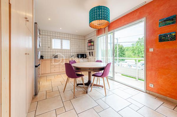 EXCLUSIVITE : 

Située dans un environnement résidentiel recherché, à seulement quelques minutes à pied du centre-ville d’Albertville, cette maison contemporaine de 155 m² carrez, construite en 2004, offre un cadre de vie privilégié alliant calme, confort et proximité des commodités.

Cette villa de six pièces séduit par ses volumes généreux et sa belle luminosité.

 La vaste pièce de vie, véritable cœur de la maison, offre un espace convivial et agréable au quotidien, prolongé par deux terrasses permettant de profiter pleinement des extérieurs.
Une cuisine semi-ouverte parfaitement équipée offre un espace repas agréable en famille, avec accès sur la terrasse. 

La villa se compose de 4 chambres + une mezzanine idéale pour  créer un espace bureau ou salle de jeux supplémentaire. 

Véritables atouts, la maison bénéficie également de deux grandes caves ( 16 et 13 m2 ), d'un espace buanderie et de plusieurs emplacements de stationnement extérieurs ainsi que d’un vaste garage aménagé de plus de 50 m², offrant de nombreuses possibilités de rangement ou d’aménagement selon vos besoins.

Une propriété idéale pour une famille à la recherche de tranquillité, tout en conservant un accès rapide et à pied aux commerces, services et au centre-ville d’Albertville.

Contact Séverine TOSI pour plus d'informations sur ce bien rare sur le secteur.