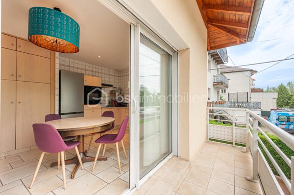 EXCLUSIVITE : 

Située dans un environnement résidentiel recherché, à seulement quelques minutes à pied du centre-ville d’Albertville, cette maison contemporaine de 155 m² carrez, construite en 2004, offre un cadre de vie privilégié alliant calme, confort et proximité des commodités.

Cette villa de six pièces séduit par ses volumes généreux et sa belle luminosité.

 La vaste pièce de vie, véritable cœur de la maison, offre un espace convivial et agréable au quotidien, prolongé par deux terrasses permettant de profiter pleinement des extérieurs.
Une cuisine semi-ouverte parfaitement équipée offre un espace repas agréable en famille, avec accès sur la terrasse. 

La villa se compose de 4 chambres + une mezzanine idéale pour  créer un espace bureau ou salle de jeux supplémentaire. 

Véritables atouts, la maison bénéficie également de deux grandes caves ( 16 et 13 m2 ), d'un espace buanderie et de plusieurs emplacements de stationnement extérieurs ainsi que d’un vaste garage aménagé de plus de 50 m², offrant de nombreuses possibilités de rangement ou d’aménagement selon vos besoins.

Une propriété idéale pour une famille à la recherche de tranquillité, tout en conservant un accès rapide et à pied aux commerces, services et au centre-ville d’Albertville.

Contact Séverine TOSI pour plus d'informations sur ce bien rare sur le secteur.