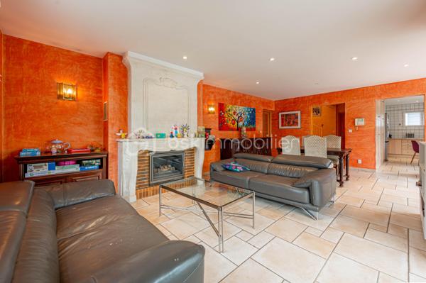 EXCLUSIVITE : 

Située dans un environnement résidentiel recherché, à seulement quelques minutes à pied du centre-ville d’Albertville, cette maison contemporaine de 155 m² carrez, construite en 2004, offre un cadre de vie privilégié alliant calme, confort et proximité des commodités.

Cette villa de six pièces séduit par ses volumes généreux et sa belle luminosité.

 La vaste pièce de vie, véritable cœur de la maison, offre un espace convivial et agréable au quotidien, prolongé par deux terrasses permettant de profiter pleinement des extérieurs.
Une cuisine semi-ouverte parfaitement équipée offre un espace repas agréable en famille, avec accès sur la terrasse. 

La villa se compose de 4 chambres + une mezzanine idéale pour  créer un espace bureau ou salle de jeux supplémentaire. 

Véritables atouts, la maison bénéficie également de deux grandes caves ( 16 et 13 m2 ), d'un espace buanderie et de plusieurs emplacements de stationnement extérieurs ainsi que d’un vaste garage aménagé de plus de 50 m², offrant de nombreuses possibilités de rangement ou d’aménagement selon vos besoins.

Une propriété idéale pour une famille à la recherche de tranquillité, tout en conservant un accès rapide et à pied aux commerces, services et au centre-ville d’Albertville.

Contact Séverine TOSI pour plus d'informations sur ce bien rare sur le secteur.