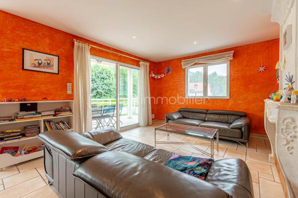 EXCLUSIVITE : 

Située dans un environnement résidentiel recherché, à seulement quelques minutes à pied du centre-ville d’Albertville, cette maison contemporaine de 155 m² carrez, construite en 2004, offre un cadre de vie privilégié alliant calme, confort et proximité des commodités.

Cette villa de six pièces séduit par ses volumes généreux et sa belle luminosité.

 La vaste pièce de vie, véritable cœur de la maison, offre un espace convivial et agréable au quotidien, prolongé par deux terrasses permettant de profiter pleinement des extérieurs.
Une cuisine semi-ouverte parfaitement équipée offre un espace repas agréable en famille, avec accès sur la terrasse. 

La villa se compose de 4 chambres + une mezzanine idéale pour  créer un espace bureau ou salle de jeux supplémentaire. 

Véritables atouts, la maison bénéficie également de deux grandes caves ( 16 et 13 m2 ), d'un espace buanderie et de plusieurs emplacements de stationnement extérieurs ainsi que d’un vaste garage aménagé de plus de 50 m², offrant de nombreuses possibilités de rangement ou d’aménagement selon vos besoins.

Une propriété idéale pour une famille à la recherche de tranquillité, tout en conservant un accès rapide et à pied aux commerces, services et au centre-ville d’Albertville.

Contact Séverine TOSI pour plus d'informations sur ce bien rare sur le secteur.
