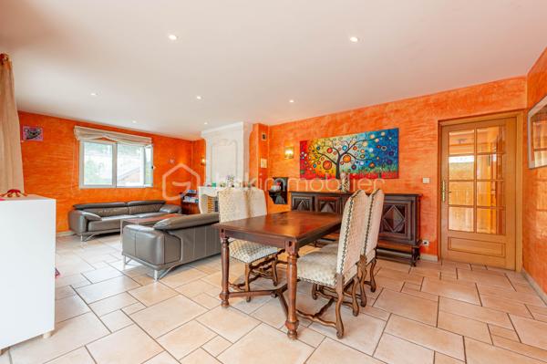 EXCLUSIVITE : 

Située dans un environnement résidentiel recherché, à seulement quelques minutes à pied du centre-ville d’Albertville, cette maison contemporaine de 155 m² carrez, construite en 2004, offre un cadre de vie privilégié alliant calme, confort et proximité des commodités.

Cette villa de six pièces séduit par ses volumes généreux et sa belle luminosité.

 La vaste pièce de vie, véritable cœur de la maison, offre un espace convivial et agréable au quotidien, prolongé par deux terrasses permettant de profiter pleinement des extérieurs.
Une cuisine semi-ouverte parfaitement équipée offre un espace repas agréable en famille, avec accès sur la terrasse. 

La villa se compose de 4 chambres + une mezzanine idéale pour  créer un espace bureau ou salle de jeux supplémentaire. 

Véritables atouts, la maison bénéficie également de deux grandes caves ( 16 et 13 m2 ), d'un espace buanderie et de plusieurs emplacements de stationnement extérieurs ainsi que d’un vaste garage aménagé de plus de 50 m², offrant de nombreuses possibilités de rangement ou d’aménagement selon vos besoins.

Une propriété idéale pour une famille à la recherche de tranquillité, tout en conservant un accès rapide et à pied aux commerces, services et au centre-ville d’Albertville.

Contact Séverine TOSI pour plus d'informations sur ce bien rare sur le secteur.