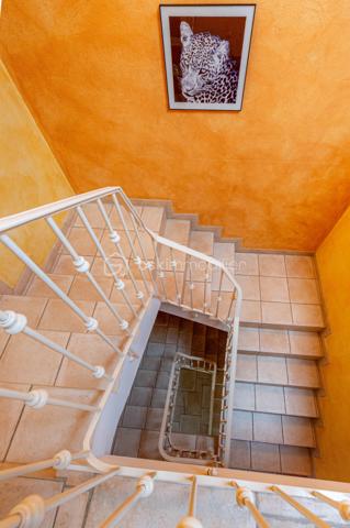 EXCLUSIVITE : 

Située dans un environnement résidentiel recherché, à seulement quelques minutes à pied du centre-ville d’Albertville, cette maison contemporaine de 155 m² carrez, construite en 2004, offre un cadre de vie privilégié alliant calme, confort et proximité des commodités.

Cette villa de six pièces séduit par ses volumes généreux et sa belle luminosité.

 La vaste pièce de vie, véritable cœur de la maison, offre un espace convivial et agréable au quotidien, prolongé par deux terrasses permettant de profiter pleinement des extérieurs.
Une cuisine semi-ouverte parfaitement équipée offre un espace repas agréable en famille, avec accès sur la terrasse. 

La villa se compose de 4 chambres + une mezzanine idéale pour  créer un espace bureau ou salle de jeux supplémentaire. 

Véritables atouts, la maison bénéficie également de deux grandes caves ( 16 et 13 m2 ), d'un espace buanderie et de plusieurs emplacements de stationnement extérieurs ainsi que d’un vaste garage aménagé de plus de 50 m², offrant de nombreuses possibilités de rangement ou d’aménagement selon vos besoins.

Une propriété idéale pour une famille à la recherche de tranquillité, tout en conservant un accès rapide et à pied aux commerces, services et au centre-ville d’Albertville.

Contact Séverine TOSI pour plus d'informations sur ce bien rare sur le secteur.