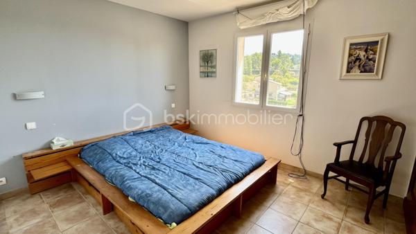 Dans un environnement calme et privilégié, au cœur du quartier Saint Jean / Saint Mathieu, découvrez cette belle propriété de 187 m2 construite en 2006, implantée sur un terrain d’environ 2 200 m².

Lumineuse et offrant de beaux volumes, cette maison séduira les amateurs d’espace, de confort et de tranquillité, avec une vue dégagée et un cadre particulièrement agréable et naturel. Les parcelles voisines sont à vocation agricole et non constructibles, offrant ainsi une garantie supplémentaire quant au caractère préservé de l’environnement immédiat.

La maison propose :

Au rez-de-chaussée, une belle pièce de vie de 54 m² avec cuisine ouverte sur salon-séjour
Une entrée avec des rangements et un WC
Deux chambres d’environ 15 m2 avec chacune leur salle d’eau 
Une buanderie ou arrière cuisine de 14 m2 et un cellier

À l’étage deux chambres, un bureau ou dressing, une salle de bain et une grande bibliothèque ouverte...

Côté confort, la propriété bénéficie notamment d’un chauffage au sol, d’un insert, de la climatisation réversible, d’un portail électrique, d’une alarme et de volets en aluminium.

Les nombreux stationnements ainsi que le garage de 36 m² apportent un confort supplémentaire au quotidien.
Avec la piscine de 7 x 4 m et les terrasses, dont une couverte, vous profiterez pleinement des extérieurs arborés... Une propriété rare, offrant espace luminosité et qualité de vie, à découvrir sans tarder.