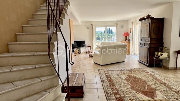 Dans un environnement calme et privilégié, au cœur du quartier Saint Jean / Saint Mathieu, découvrez cette belle propriété de 187 m2 construite en 2006, implantée sur un terrain d’environ 2 200 m².

Lumineuse et offrant de beaux volumes, cette maison séduira les amateurs d’espace, de confort et de tranquillité, avec une vue dégagée et un cadre particulièrement agréable et naturel. Les parcelles voisines sont à vocation agricole et non constructibles, offrant ainsi une garantie supplémentaire quant au caractère préservé de l’environnement immédiat.

La maison propose :

Au rez-de-chaussée, une belle pièce de vie de 54 m² avec cuisine ouverte sur salon-séjour
Une entrée avec des rangements et un WC
Deux chambres d’environ 15 m2 avec chacune leur salle d’eau 
Une buanderie ou arrière cuisine de 14 m2 et un cellier

À l’étage deux chambres, un bureau ou dressing, une salle de bain et une grande bibliothèque ouverte...

Côté confort, la propriété bénéficie notamment d’un chauffage au sol, d’un insert, de la climatisation réversible, d’un portail électrique, d’une alarme et de volets en aluminium.

Les nombreux stationnements ainsi que le garage de 36 m² apportent un confort supplémentaire au quotidien.
Avec la piscine de 7 x 4 m et les terrasses, dont une couverte, vous profiterez pleinement des extérieurs arborés... Une propriété rare, offrant espace luminosité et qualité de vie, à découvrir sans tarder.