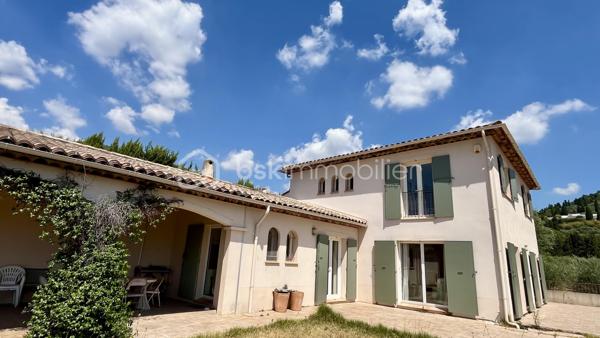 Dans un environnement calme et privilégié, au cœur du quartier Saint Jean / Saint Mathieu, découvrez cette belle propriété de 187 m2 construite en 2006, implantée sur un terrain d’environ 2 200 m².

Lumineuse et offrant de beaux volumes, cette maison séduira les amateurs d’espace, de confort et de tranquillité, avec une vue dégagée et un cadre particulièrement agréable et naturel. Les parcelles voisines sont à vocation agricole et non constructibles, offrant ainsi une garantie supplémentaire quant au caractère préservé de l’environnement immédiat.

La maison propose :

Au rez-de-chaussée, une belle pièce de vie de 54 m² avec cuisine ouverte sur salon-séjour
Une entrée avec des rangements et un WC
Deux chambres d’environ 15 m2 avec chacune leur salle d’eau 
Une buanderie ou arrière cuisine de 14 m2 et un cellier

À l’étage deux chambres, un bureau ou dressing, une salle de bain et une grande bibliothèque ouverte...

Côté confort, la propriété bénéficie notamment d’un chauffage au sol, d’un insert, de la climatisation réversible, d’un portail électrique, d’une alarme et de volets en aluminium.

Les nombreux stationnements ainsi que le garage de 36 m² apportent un confort supplémentaire au quotidien.
Avec la piscine de 7 x 4 m et les terrasses, dont une couverte, vous profiterez pleinement des extérieurs arborés... Une propriété rare, offrant espace luminosité et qualité de vie, à découvrir sans tarder.