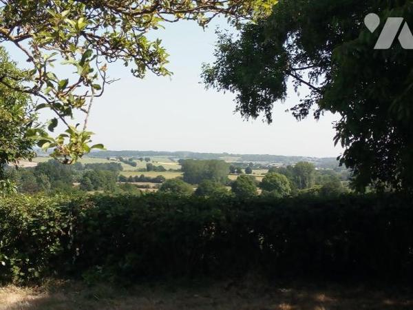 5 min. VILLAINES-LA-JUHEL (53), Un ensemble immobilier composé :

- D'une maison d'habitation...