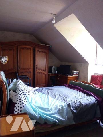 5 min. VILLAINES-LA-JUHEL (53), Un ensemble immobilier composé :

- D'une maison d'habitation...