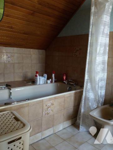 5 min. VILLAINES-LA-JUHEL (53), Un ensemble immobilier composé :

- D'une maison d'habitation...