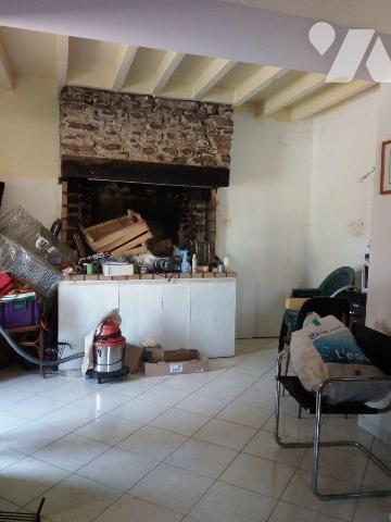 5 min. VILLAINES-LA-JUHEL (53), Un ensemble immobilier composé :

- D'une maison d'habitation...