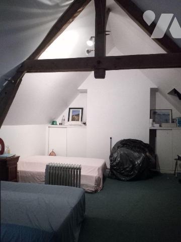 5 min. VILLAINES-LA-JUHEL (53), Un ensemble immobilier composé :

- D'une maison d'habitation...