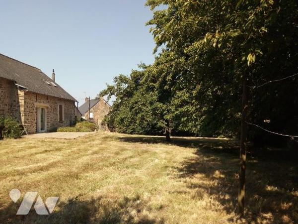 5 min. VILLAINES-LA-JUHEL (53), Un ensemble immobilier composé :

- D'une maison d'habitation...