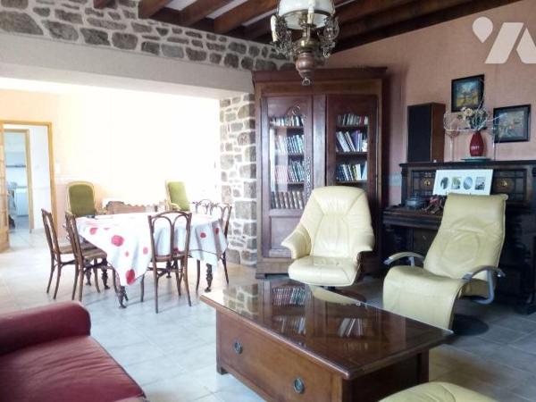 5 min. VILLAINES-LA-JUHEL (53), Un ensemble immobilier composé :

- D'une maison d'habitation...