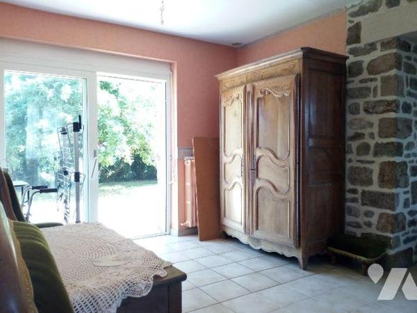 5 min. VILLAINES-LA-JUHEL (53), Un ensemble immobilier composé :

- D'une maison d'habitation...