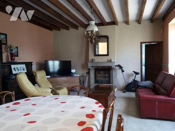 5 min. VILLAINES-LA-JUHEL (53), Un ensemble immobilier composé :

- D'une maison d'habitation...