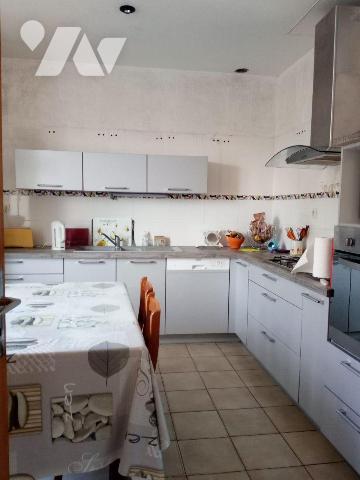 5 min. VILLAINES-LA-JUHEL (53), Un ensemble immobilier composé :

- D'une maison d'habitation...