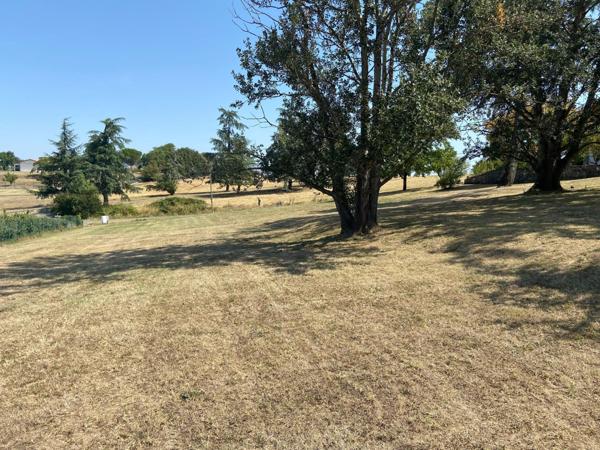 Très beau terrain à bâtir à Montesquieu