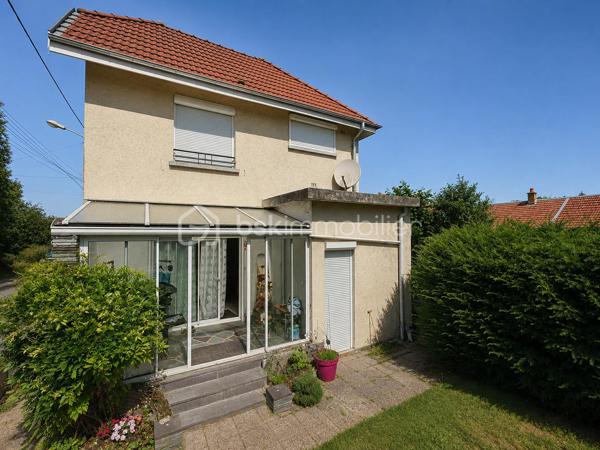 Votre conseillère Shana WURMSER vous propose cette spacieuse maison familiale située sur la commune d'Attigny, à proximité immédiate de toutes les commodités : écoles, collège, commerces et services.

Elle se compose, au rez-de-chaussée, d'une entrée, d'un salon/séjour lumineux, d'une cuisine équipée, d'un WC indépendant, d'un espace véranda donnant accès à un agréable jardinet, d'une chambre ainsi que d'une pièce de rangement.

À l'étage, vous découvrirez 4 chambres, dont une avec une salle de bains à rénover entièrement, ainsi qu'une salle d'eau avec WC.

Une cave et un grand garage viennent compléter ce bien.

À l'extérieur, profitez d'un jardin situé à l'arrière de la maison, accessible par le côté du garage.

Les + du bien

* Toiture récente
* Fenêtres en double vitrage
* 5 chambres au total
* Grand garage
* Jardin
* Proximité des écoles et commerces

Chauffage au fioul.

Cette maison, aux beaux volumes et au fort potentiel, nécessite des travaux de rénovation qui vous permettront de l'aménager selon vos envies et de créer un véritable cocon familial.

Une opportunité idéale pour les amateurs de rénovation ou les familles à la recherche d'une maison spacieuse dans un secteur recherché.