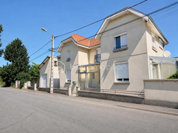 Votre conseillère Shana WURMSER vous propose cette spacieuse maison familiale située sur la commune d'Attigny, à proximité immédiate de toutes les commodités : écoles, collège, commerces et services.

Elle se compose, au rez-de-chaussée, d'une entrée, d'un salon/séjour lumineux, d'une cuisine équipée, d'un WC indépendant, d'un espace véranda donnant accès à un agréable jardinet, d'une chambre ainsi que d'une pièce de rangement.

À l'étage, vous découvrirez 4 chambres, dont une avec une salle de bains à rénover entièrement, ainsi qu'une salle d'eau avec WC.

Une cave et un grand garage viennent compléter ce bien.

À l'extérieur, profitez d'un jardin situé à l'arrière de la maison, accessible par le côté du garage.

Les + du bien

* Toiture récente
* Fenêtres en double vitrage
* 5 chambres au total
* Grand garage
* Jardin
* Proximité des écoles et commerces

Chauffage au fioul.

Cette maison, aux beaux volumes et au fort potentiel, nécessite des travaux de rénovation qui vous permettront de l'aménager selon vos envies et de créer un véritable cocon familial.

Une opportunité idéale pour les amateurs de rénovation ou les familles à la recherche d'une maison spacieuse dans un secteur recherché.