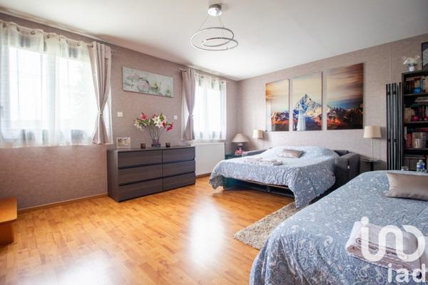 Maison 10 pièces de 256 m² à Dormelles (77130)