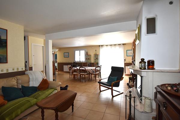 A vendre, COMBS LA VILLE Maison de 7 pièces avec grand jardin