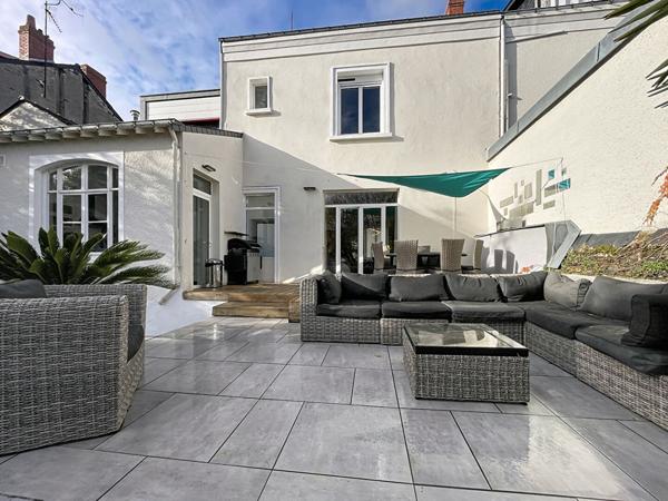 Magnifique maison angevine à vendre en plein centre ville d'ANGERS comprenant 4 chambres, garage et jardin !