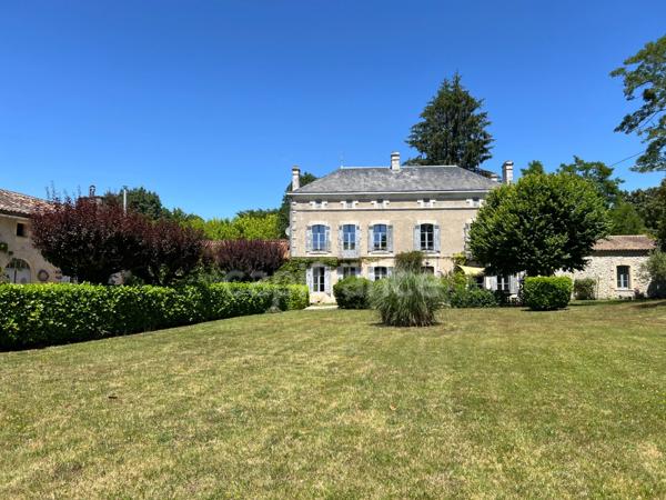 Demeure de caractère avec piscine au cœur de la Saintonge boisée - Montguyon (17)