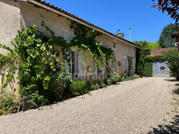 Demeure de caractère avec piscine au cœur de la Saintonge boisée - Montguyon (17)