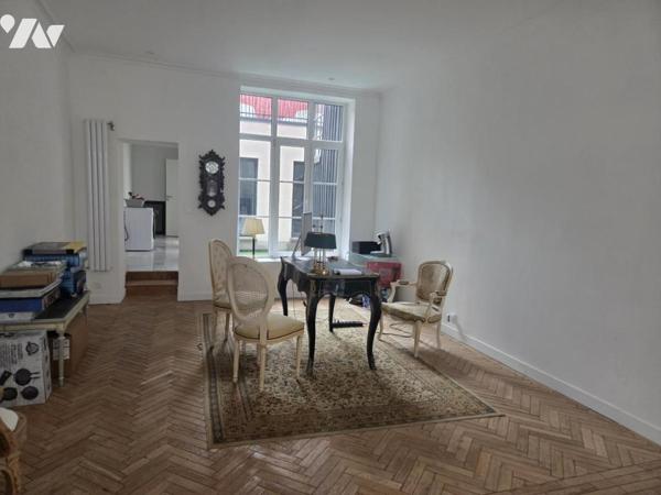 AU COEUR DE LILLE - MAISON D'HABITATION DE 234 M2 EN EXCELLENT ETAT  - AVEC COUR ET TERRASSE - 