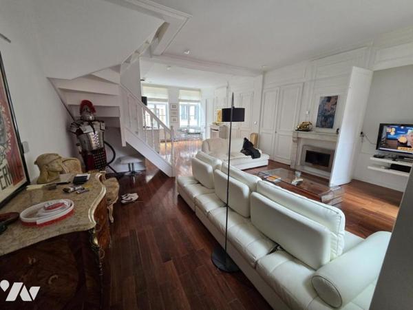 AU COEUR DE LILLE - MAISON D'HABITATION DE 234 M2 EN EXCELLENT ETAT  - AVEC COUR ET TERRASSE - 