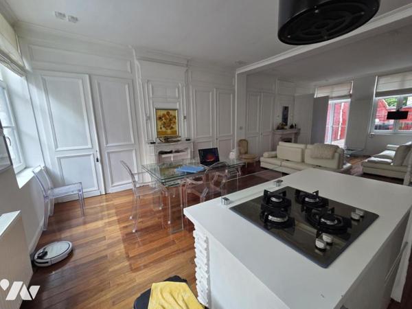 AU COEUR DE LILLE - MAISON D'HABITATION DE 234 M2 EN EXCELLENT ETAT  - AVEC COUR ET TERRASSE - 